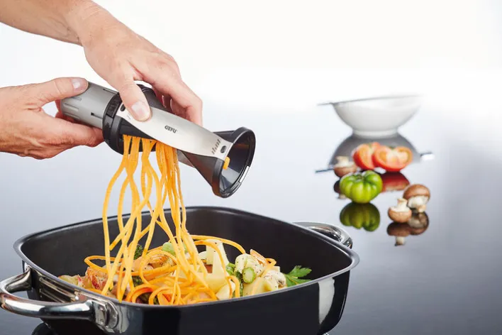 GEFU Spiralschneider SPIRELLI inkl. Sparschäler und Reinigungsbürste Kunststoff schwarz